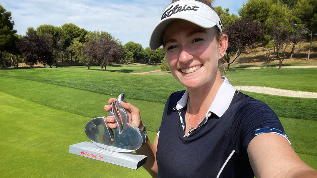 Rachael Goodall, con el trofeo del Santander Golf Tour Zaragoza 2021