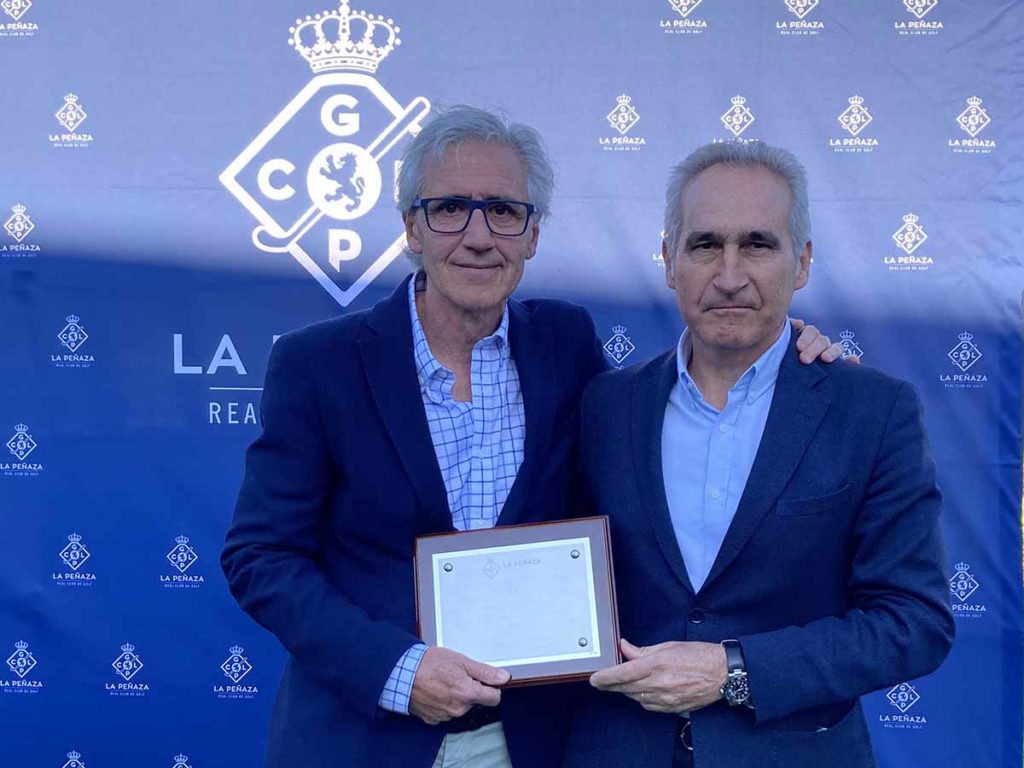 Guzmán Bengoa Escoriaza recibe una placa en agradecimiento por su labor de promoción del golf infantil de manos de Fernando Used